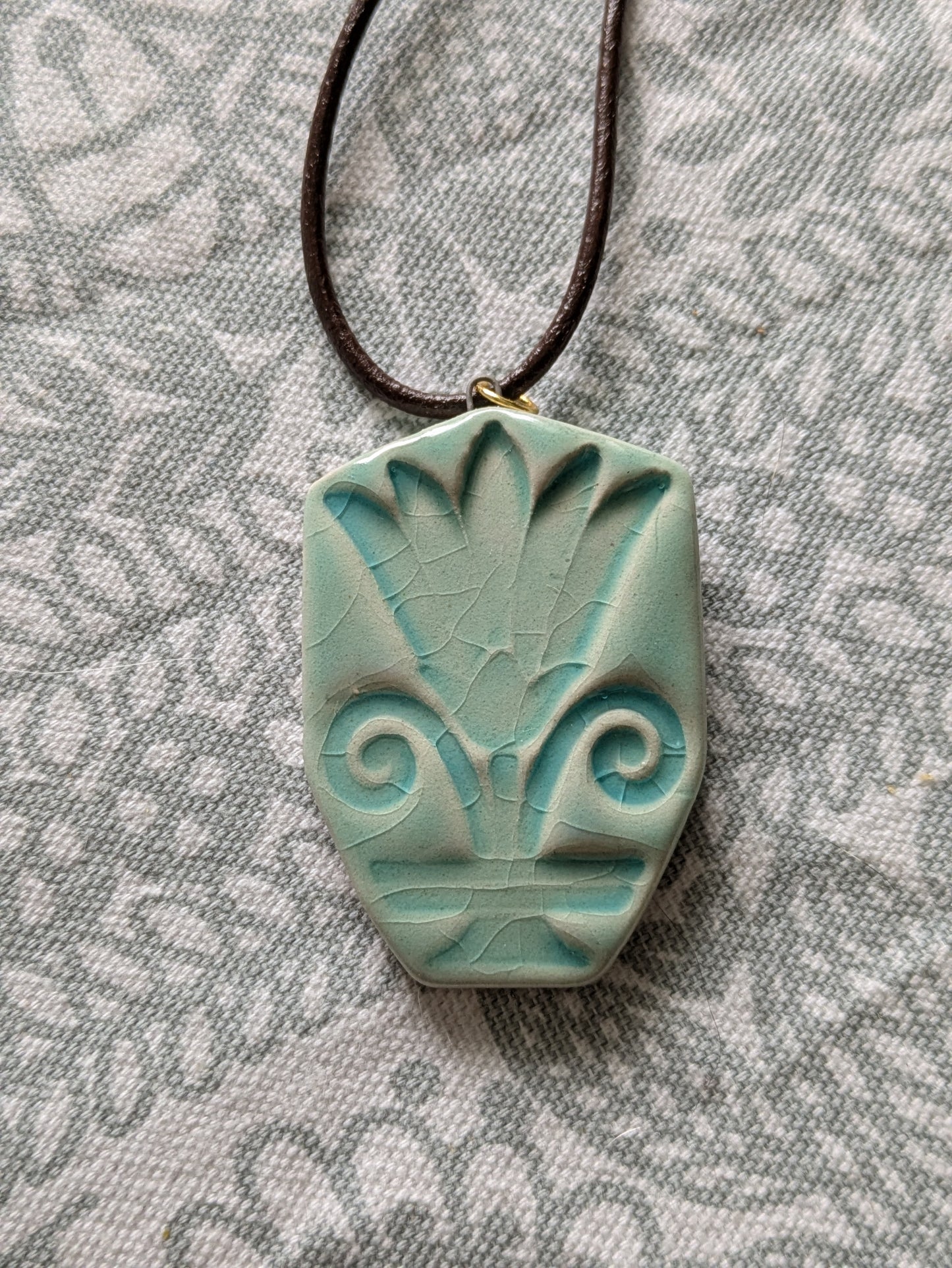 Antiikkityylinen liljakuvioinen painoleikkuri – klassiseen koristeluun