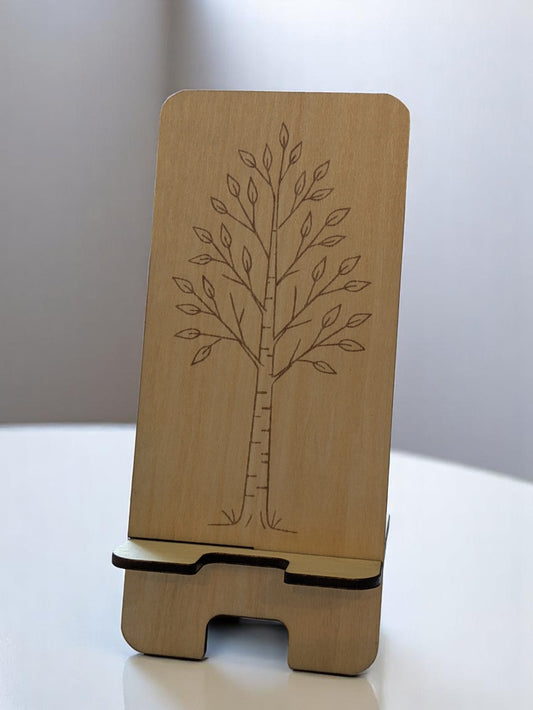 Minimalistinen puinen puhelinteline – koivukuvioinnilla