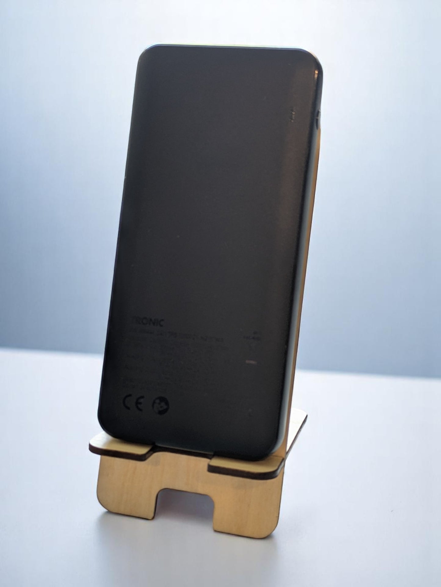 Minimalistinen puinen puhelinteline – koivukuvioinnilla