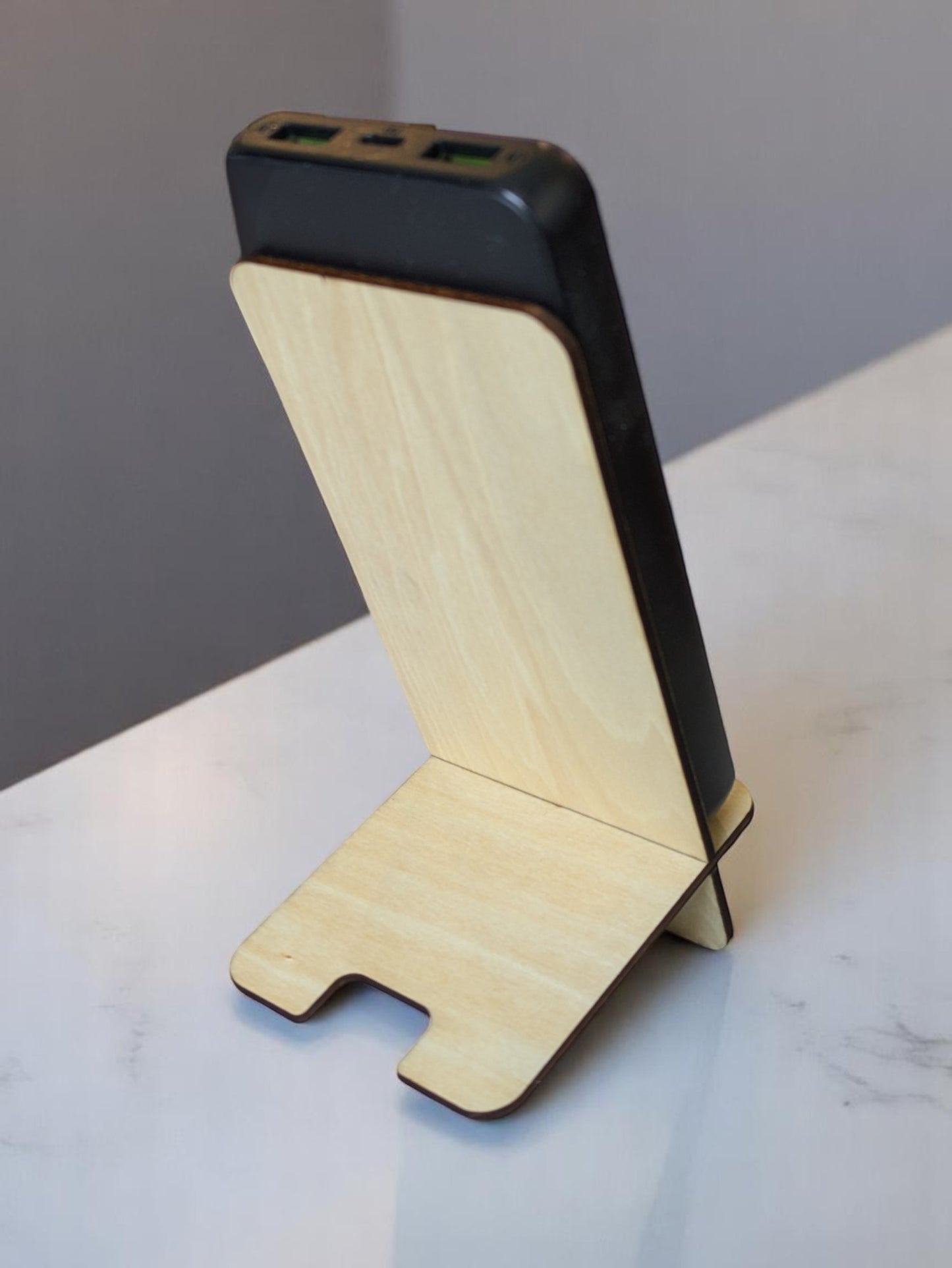 Minimalistinen puinen puhelinteline – koivukuvioinnilla