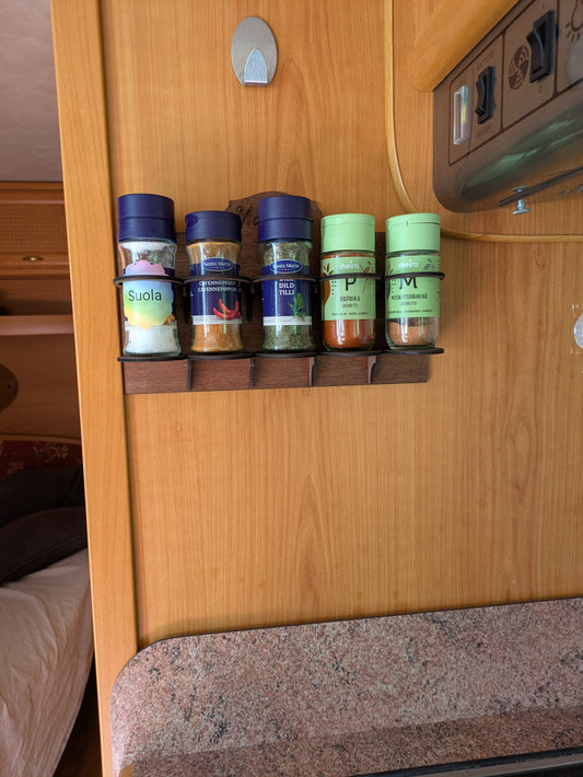 Seinälle asennettava maustehylly retkeilyauton keittiöön