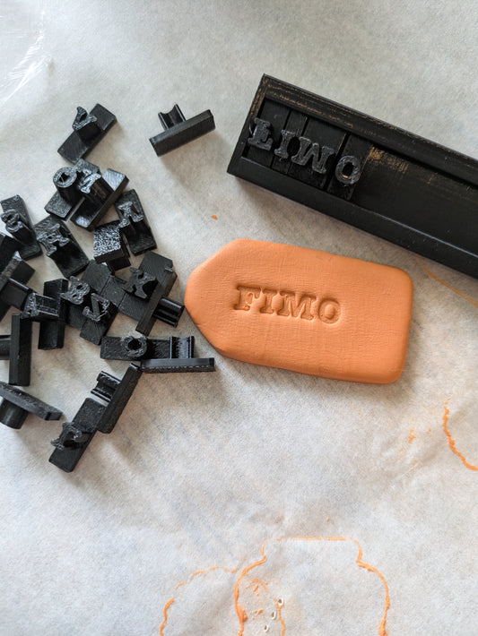 Aakkosleimasinsarja kirjainpidikkeellä + extra-kirjainsetti – valmis 3D-tulostettu setti, kirjoituskonefontti