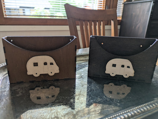 Karavaanari aiheinen 2 puhelimen latausteline