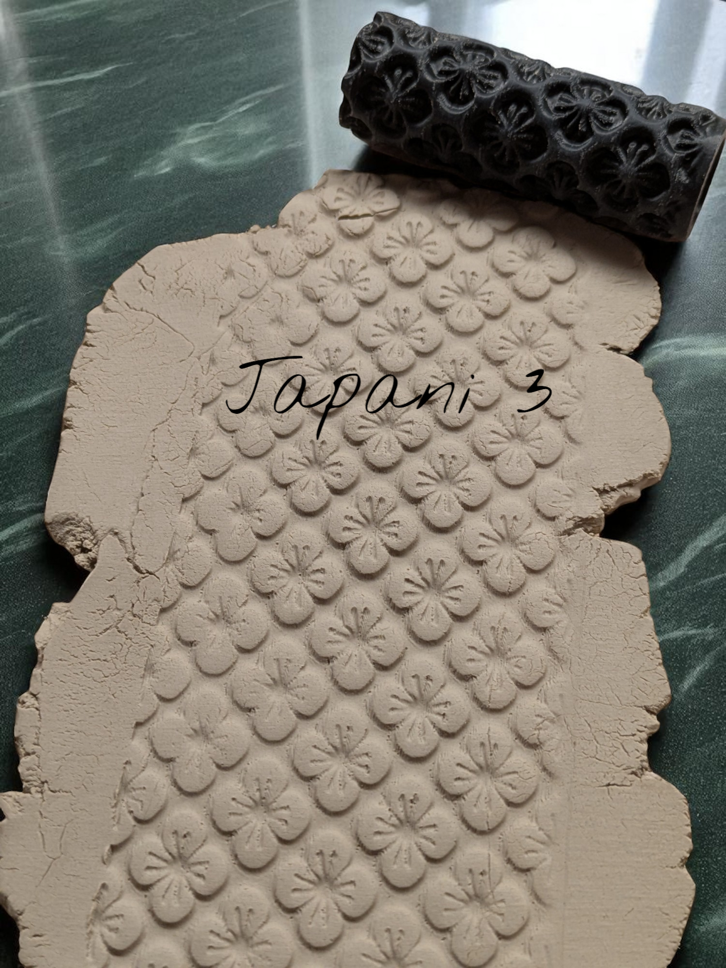 Japani-sarjan kaulimet – keramiikkapintojen kuviounelma