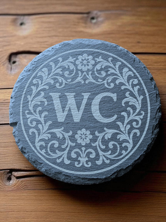 Kaiverrettu kivikyltti – WC