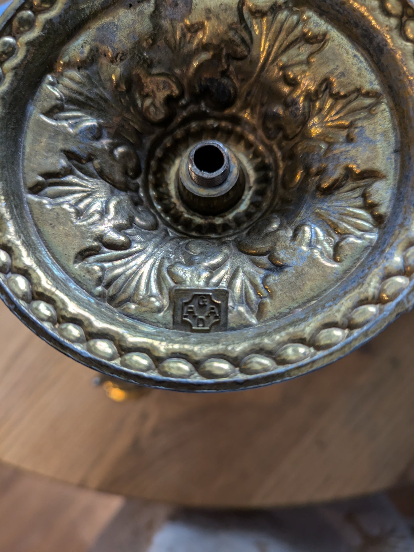 Antiikkityylinen GAAD-kynttilänjalka – 3-haarainen, 25×20 cm