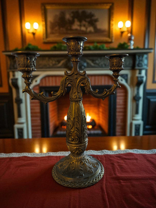 Antiikkityylinen GAAD-kynttilänjalka – 3-haarainen, 25×20 cm