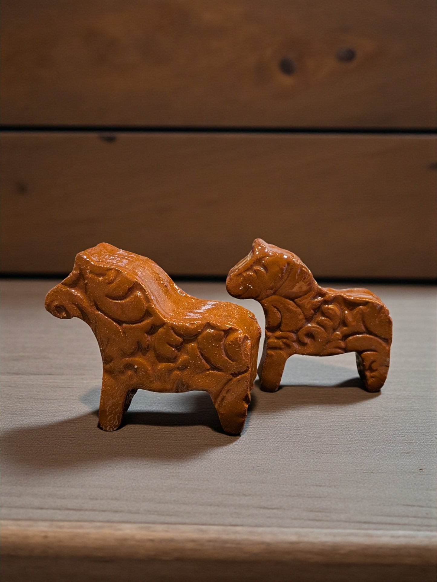 Punasavinen hevosfiguuri – käsintehty pöytäkoriste (noin 5,5 × 5 cm)