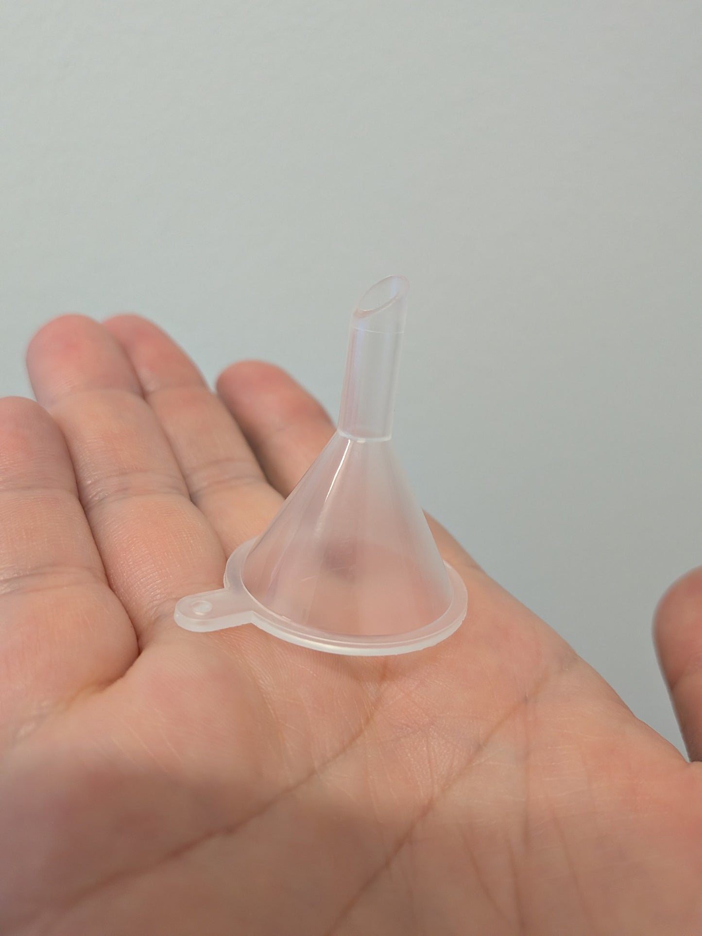 Pieni muovisuppilo (4 cm)
