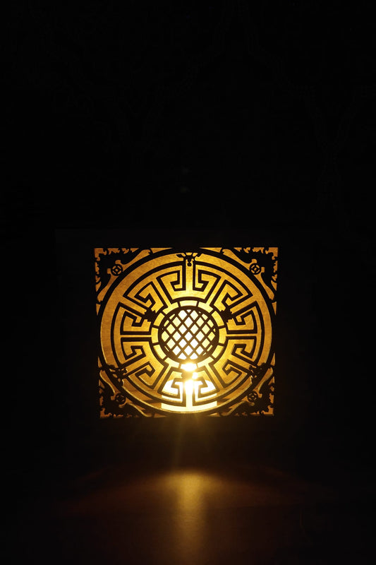 Tunnelmallinen puulyhty led-tuikulle – koristeellinen laserleikattu lyhty antiikkivahalla