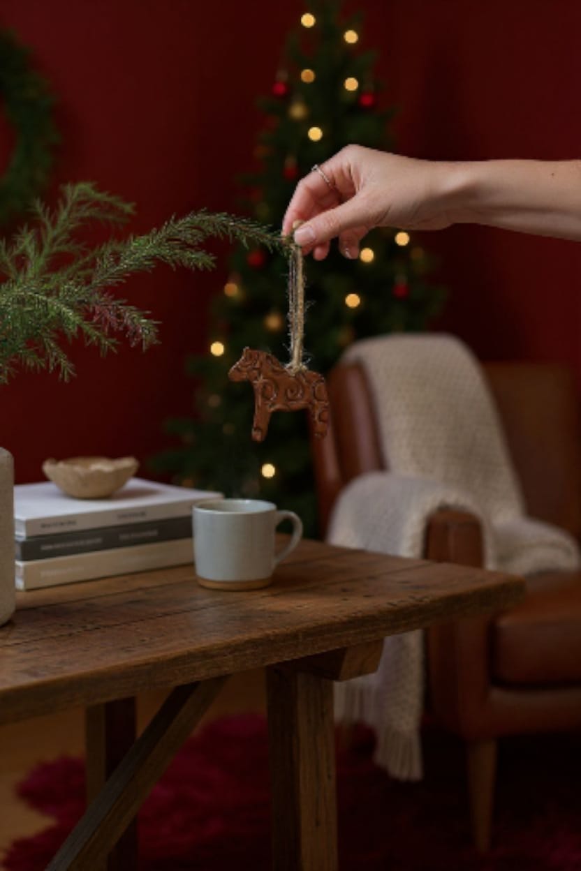 Punasavesta valmistettu hevonen – käsintehty koriste (5,5 × 4,5 cm)