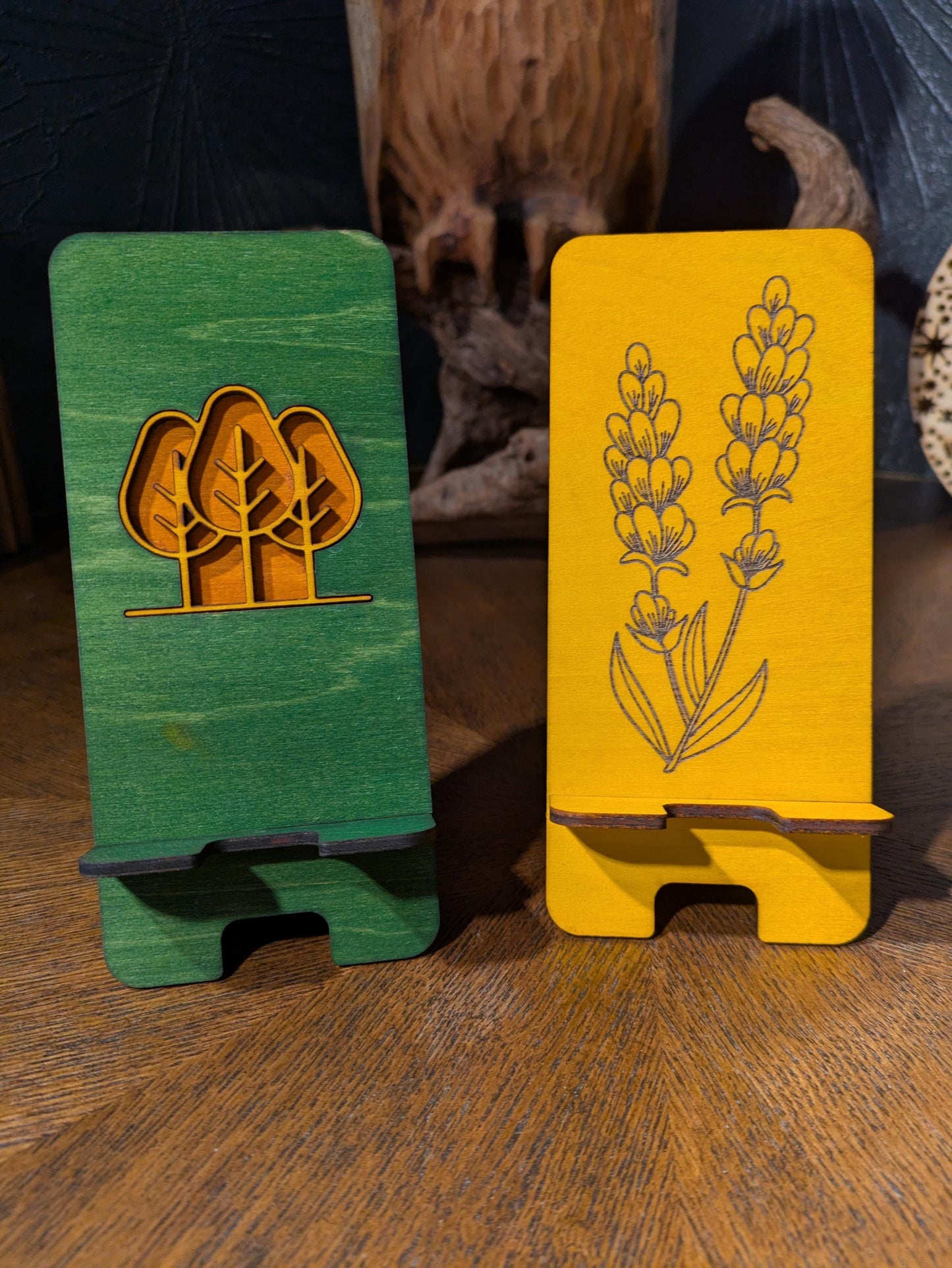 Puinen puhelinteline – Luonnon inspiroima laserleikkausteline – Metsä- ja kasvitieteelliset mallit – Käsintehty ja petsattu – Maalaismainen ekolahja