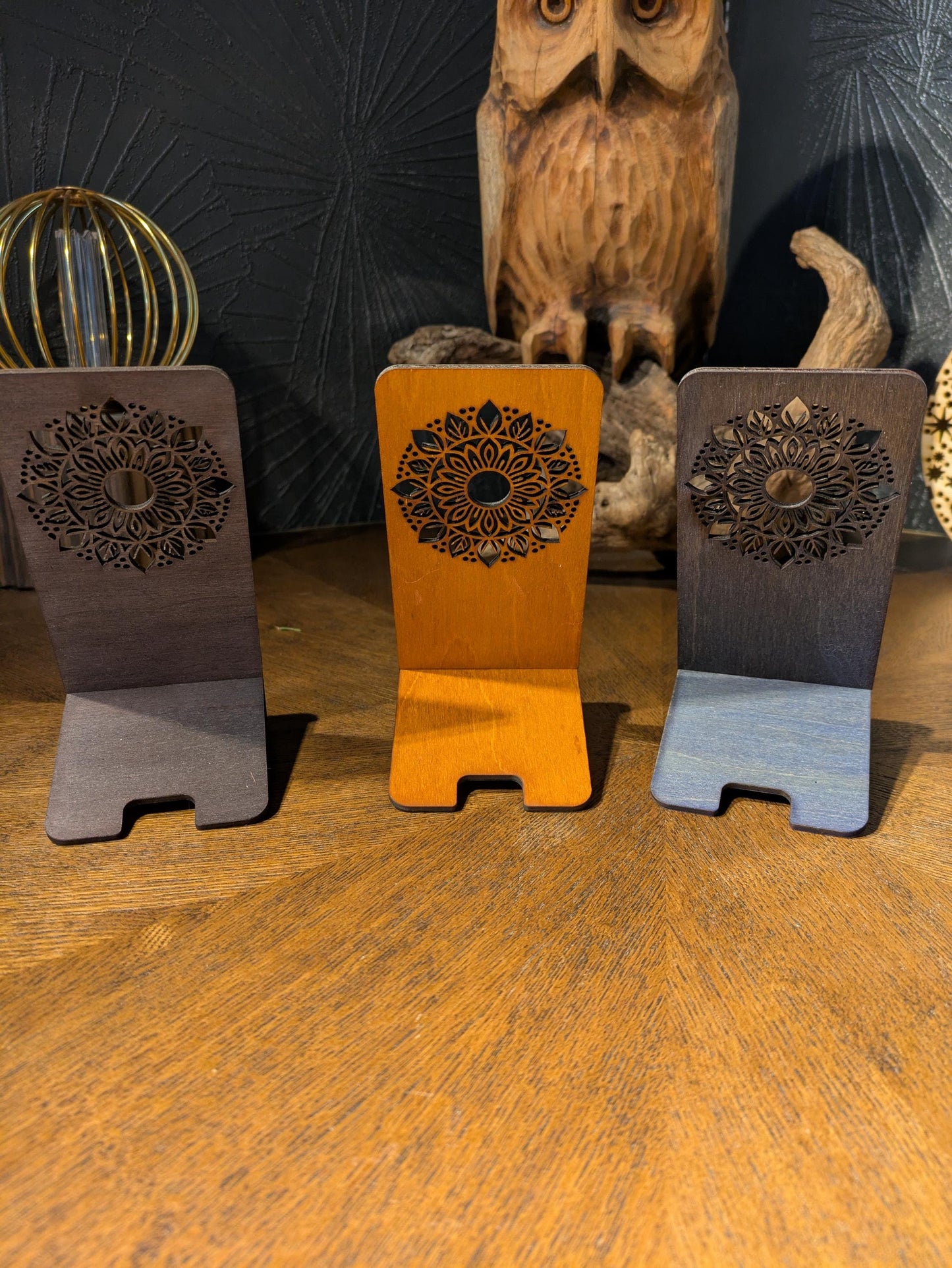 Puinen puhelinteline Mandala Design | Laserleikattu koivuvaneri | Värivaihtoehdot