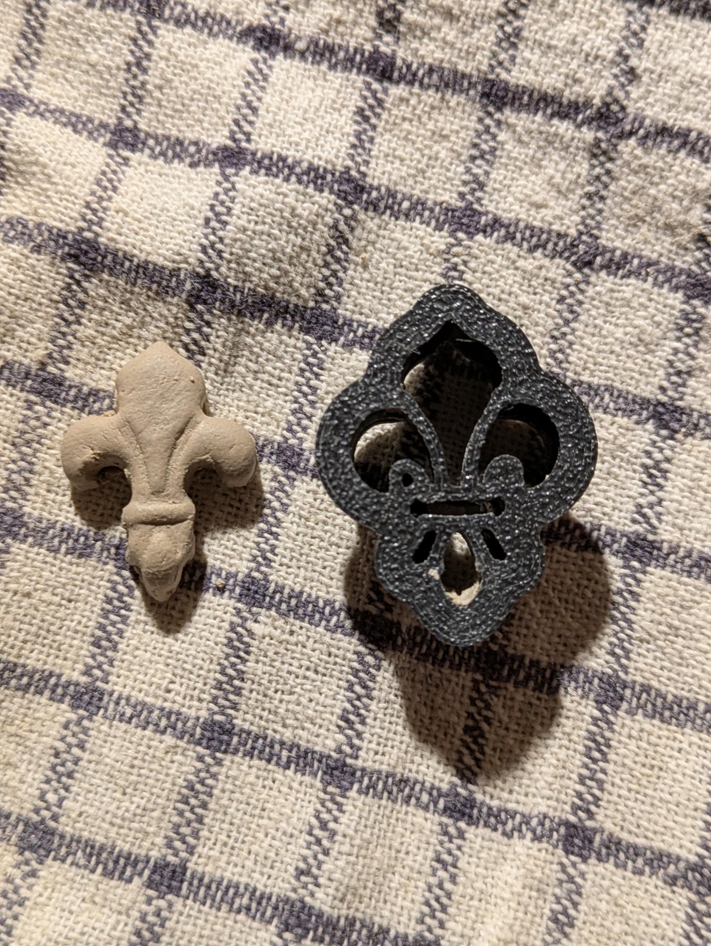 Fleur-de-lis-leikkurisarja polymeerisavelle ja keramiikalle | 6 kokoa