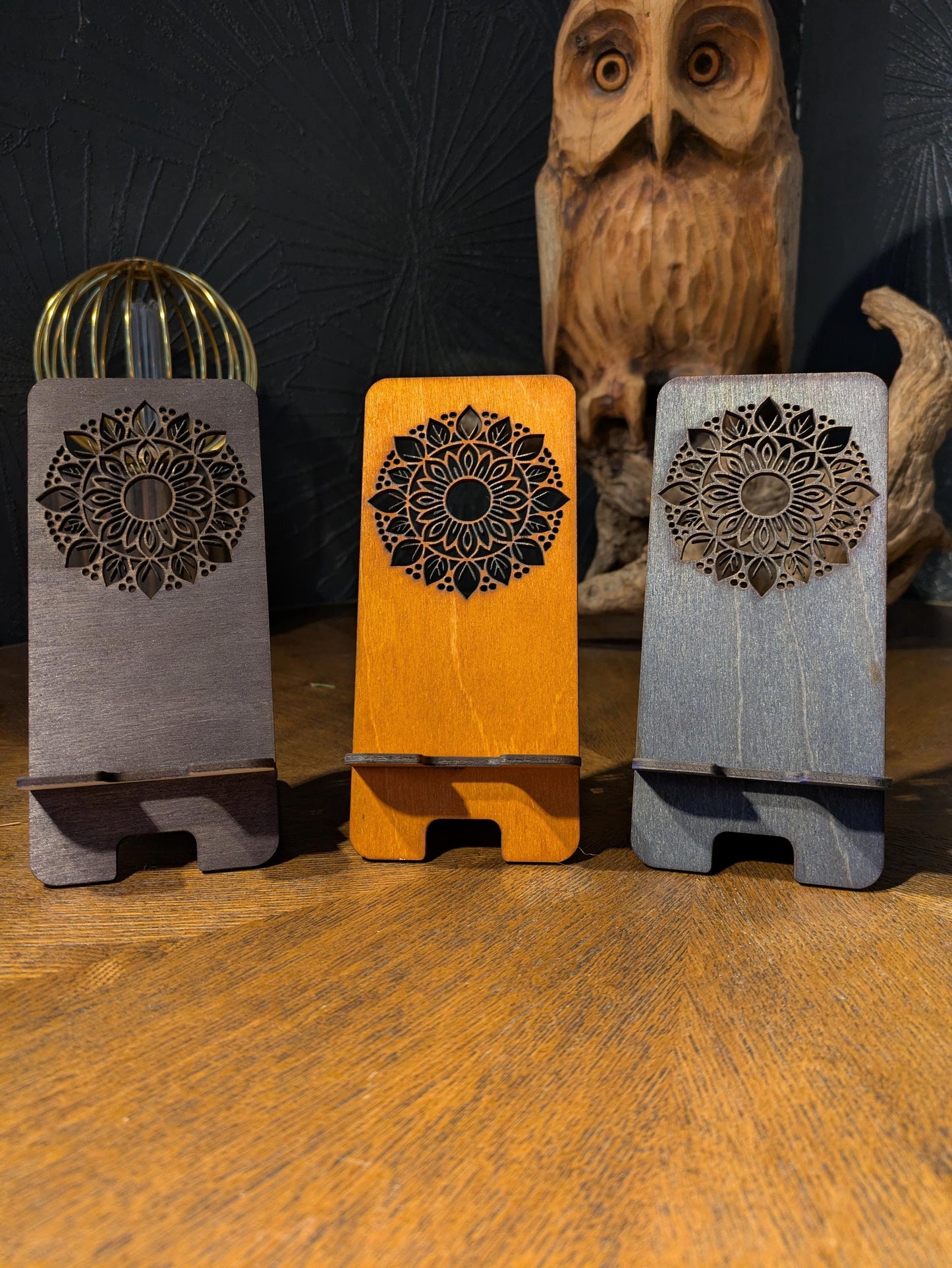 Puinen puhelinteline Mandala Design | Laserleikattu koivuvaneri | Värivaihtoehdot