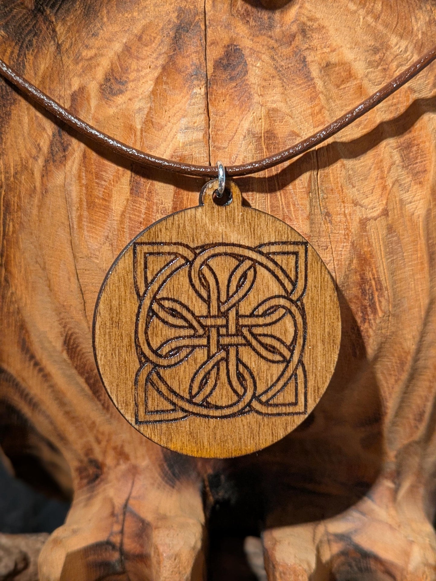 Keskiaikainen nahkainen riipus kaulakoru – laserkaiverrettu koivupuumedaljonki