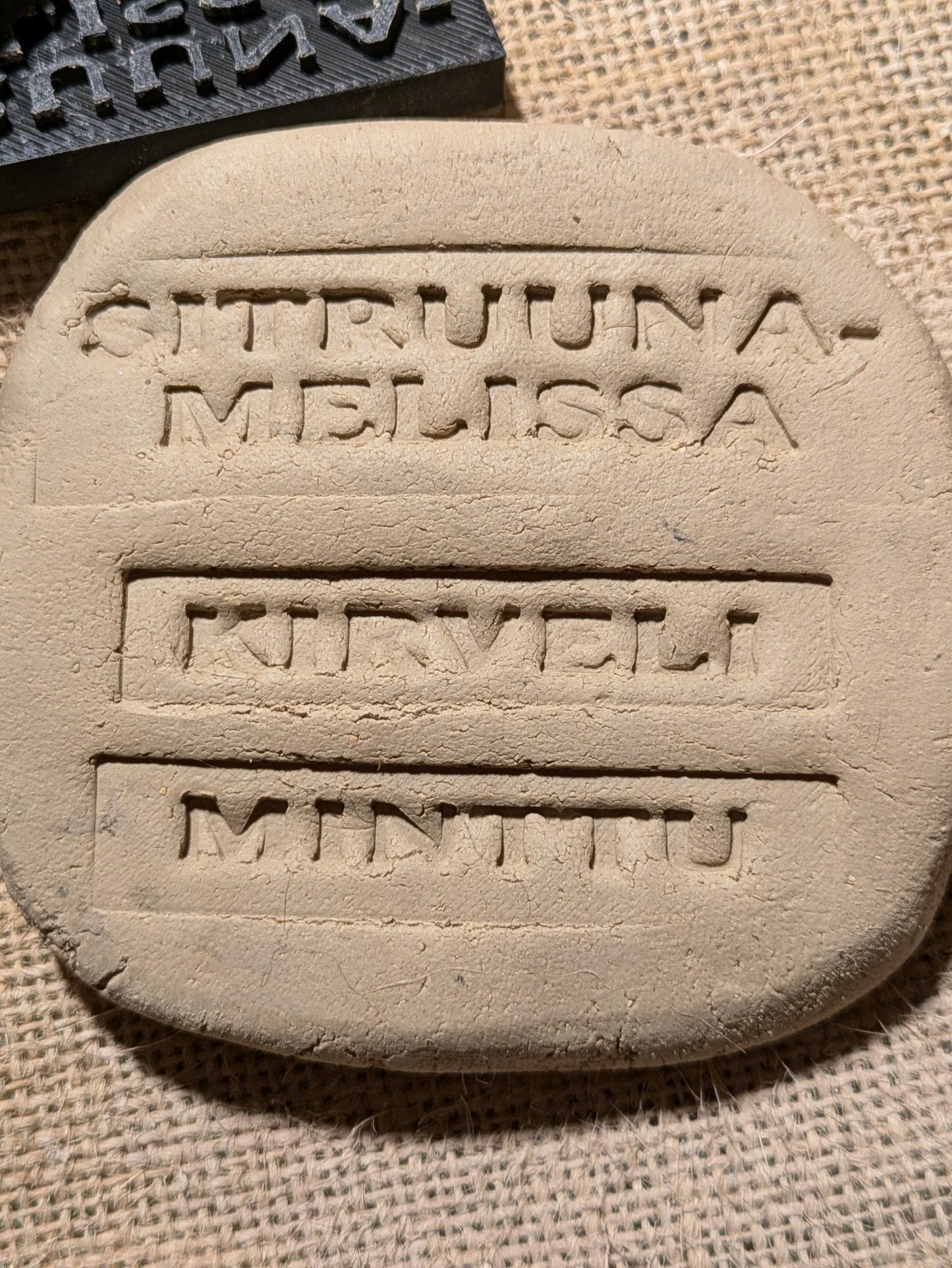 Yrtit -leimasinsetti – 3D-tulostettu savileimasarja keramiikkaa ja askartelua varten. Eri settejä.