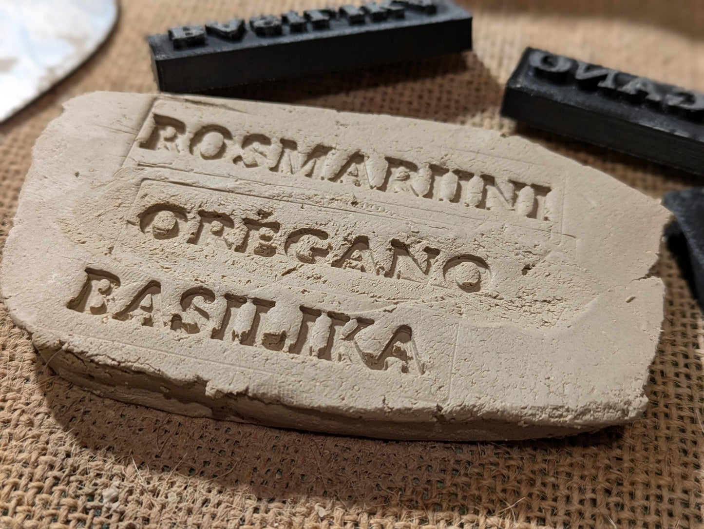 Yrtit -leimasinsetti – 3D-tulostettu savileimasarja keramiikkaa ja askartelua varten. Eri settejä.