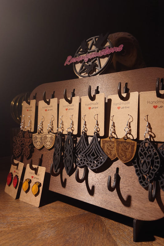 Puinen koruteline korumyyjille