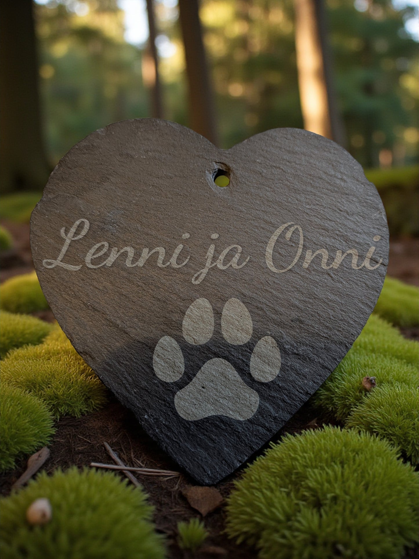 Sydämen muotoinen liuskekivinen muistokyltti