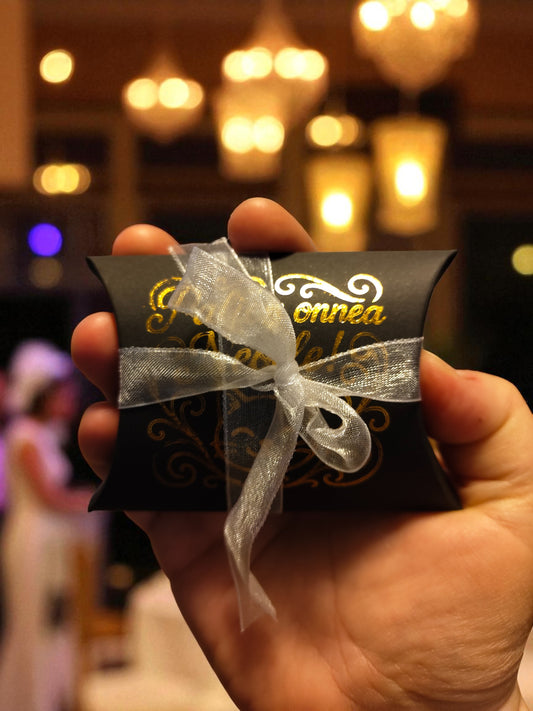 Tyynylaatikkomallinen lahjaboksi sinun omalla kultafoliotekstillä