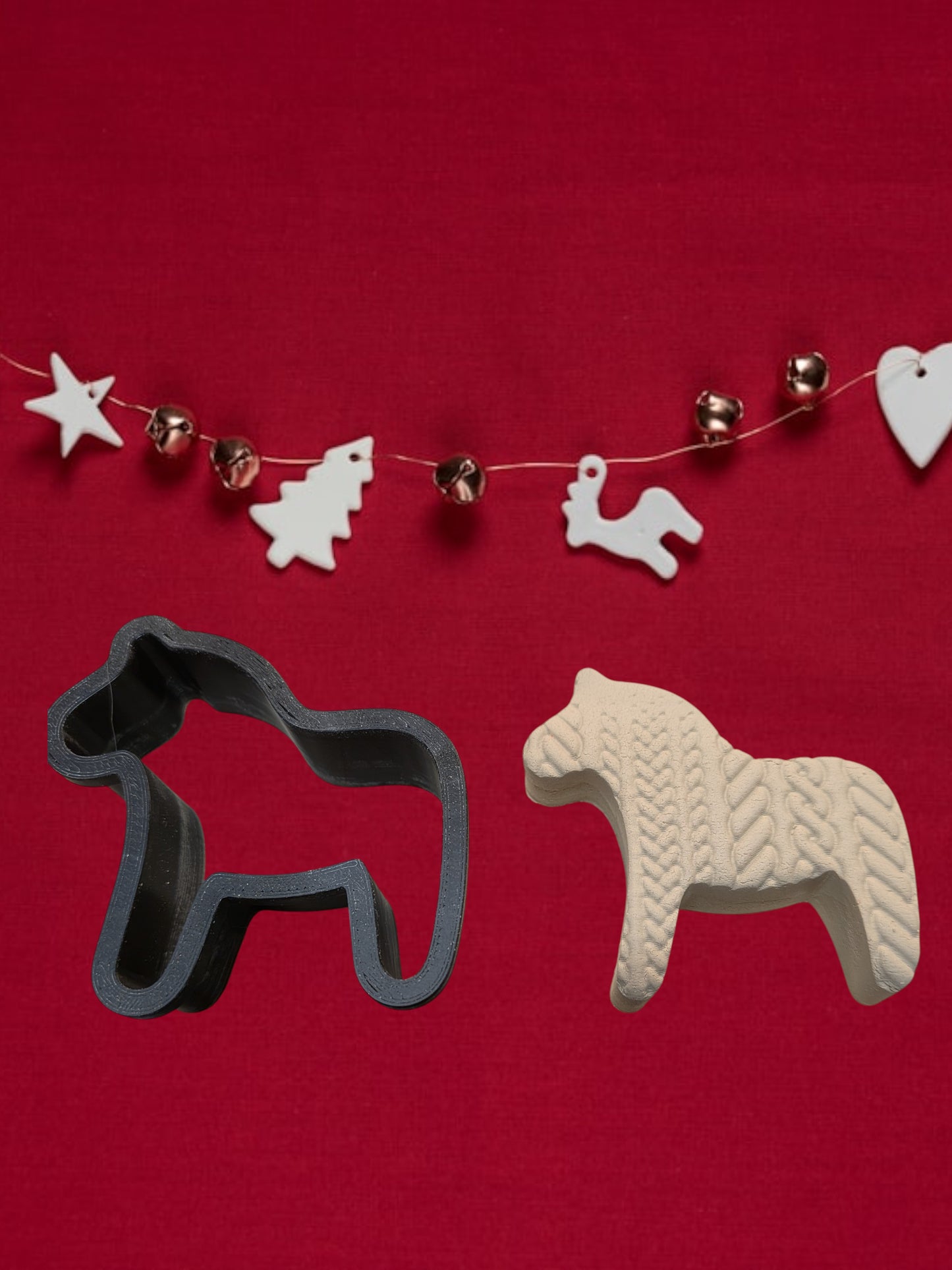 Hevosenmuotoinen savileikkuri – Pystyssä seisova malli