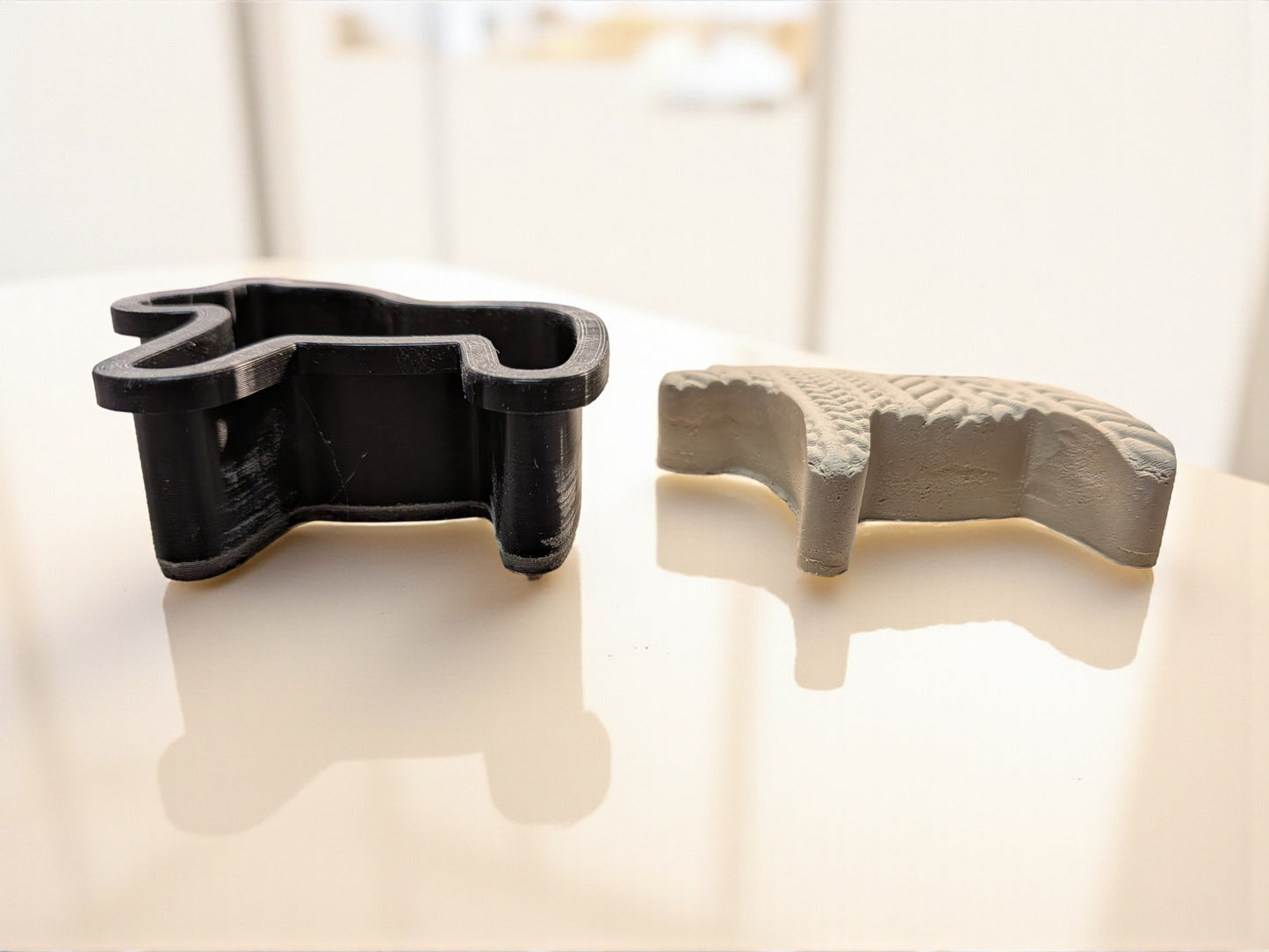 Hevosenmuotoinen savileikkuri – Pystyssä seisova malli