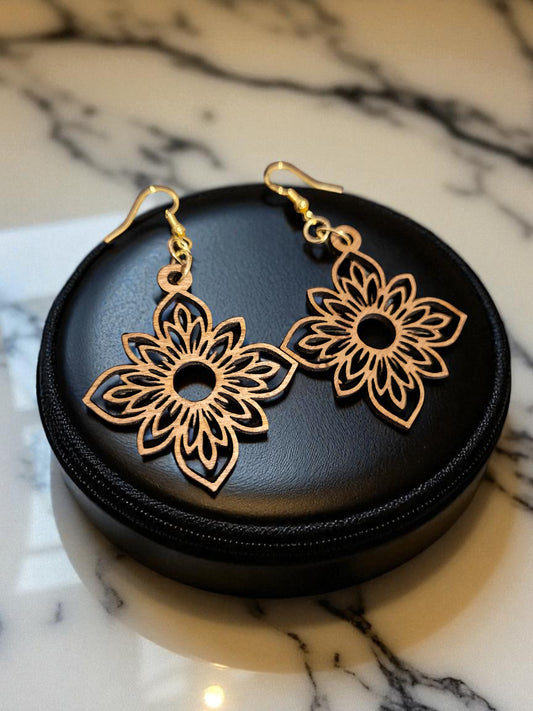 Sunburst Mandala -korvakorut – Kevyet koivupuiset boho-korut kullanvärisillä 925-hopeakoukuilla