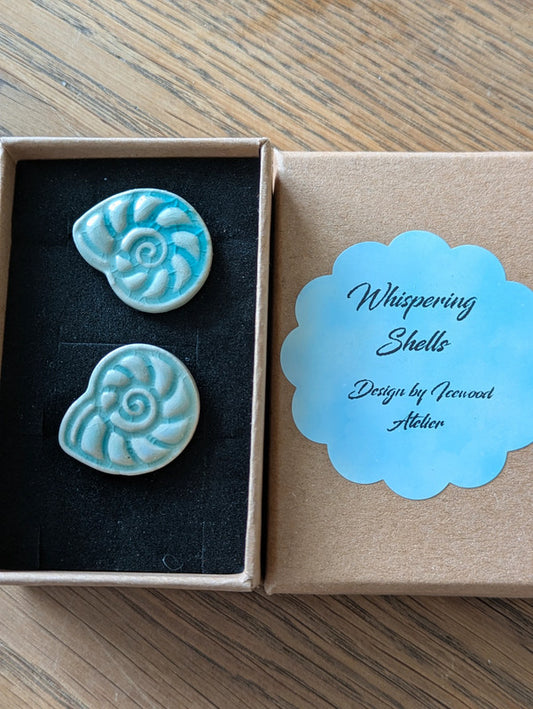 Käsintehdyt keraamiset nappikorvikset - "Whispering Shells"