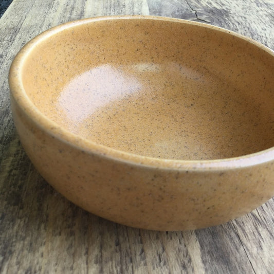 *Korkea poltto* 9896 Okrankeltainen kivitavaralasite mustilla pilkuilla – BOTZ 200 ml