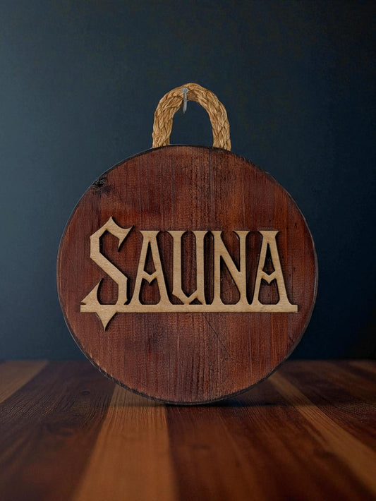 Viikinkihenkinen "Sauna" -kyltti vanhasta leipälautasesta