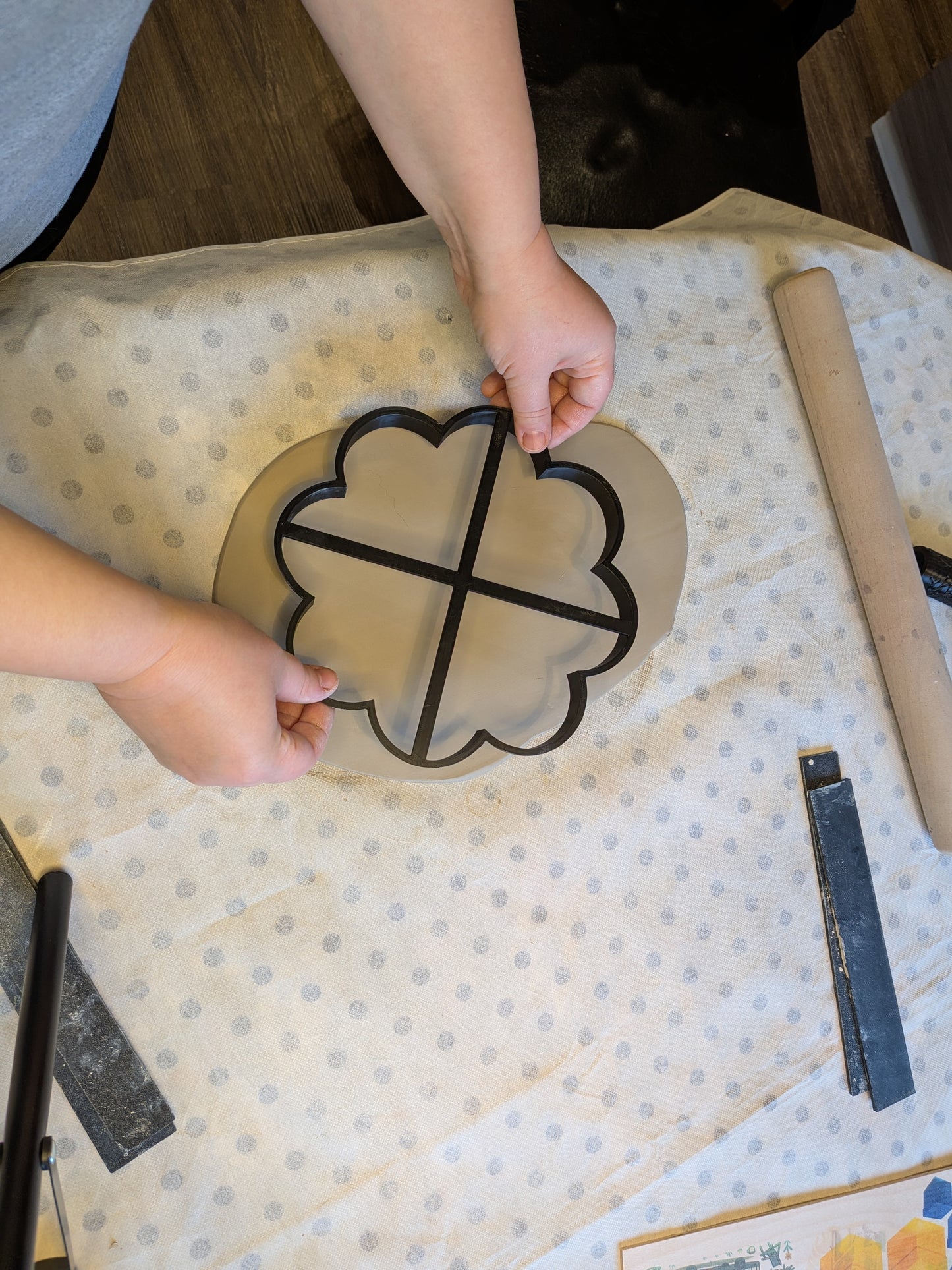 Piparkakun muotoinen savileikkuri tukiristikolla – 10 cm / 15 cm / 20 cm