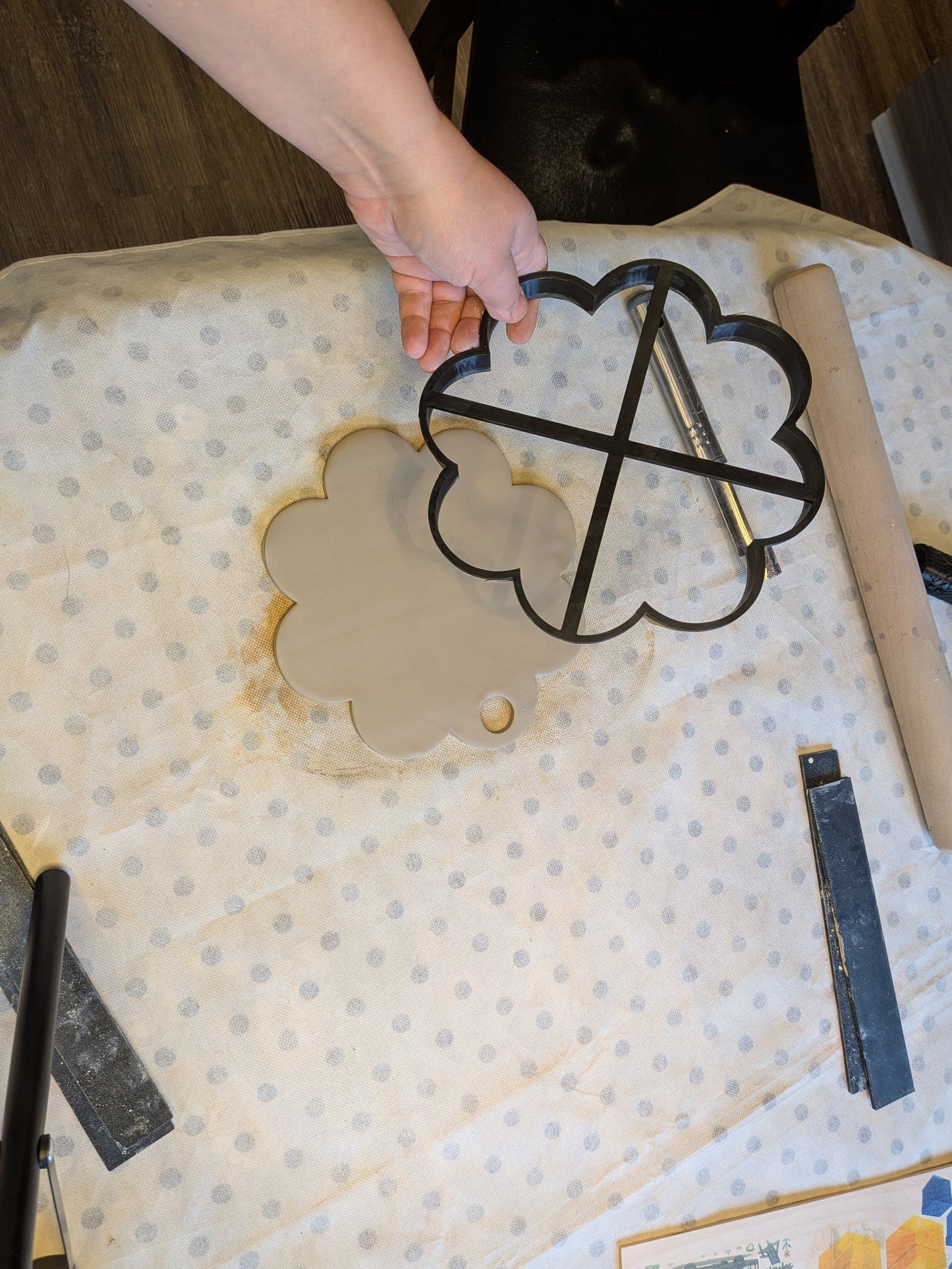 Piparkakun muotoinen savileikkuri tukiristikolla – 10 cm / 15 cm / 20 cm