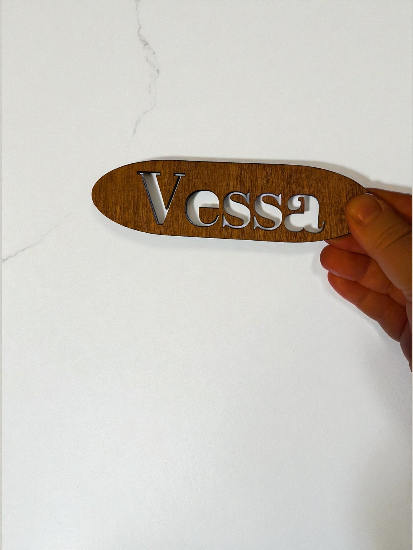 Vessa-kyltti ovikoriste – Valmistettu koivuvanerista