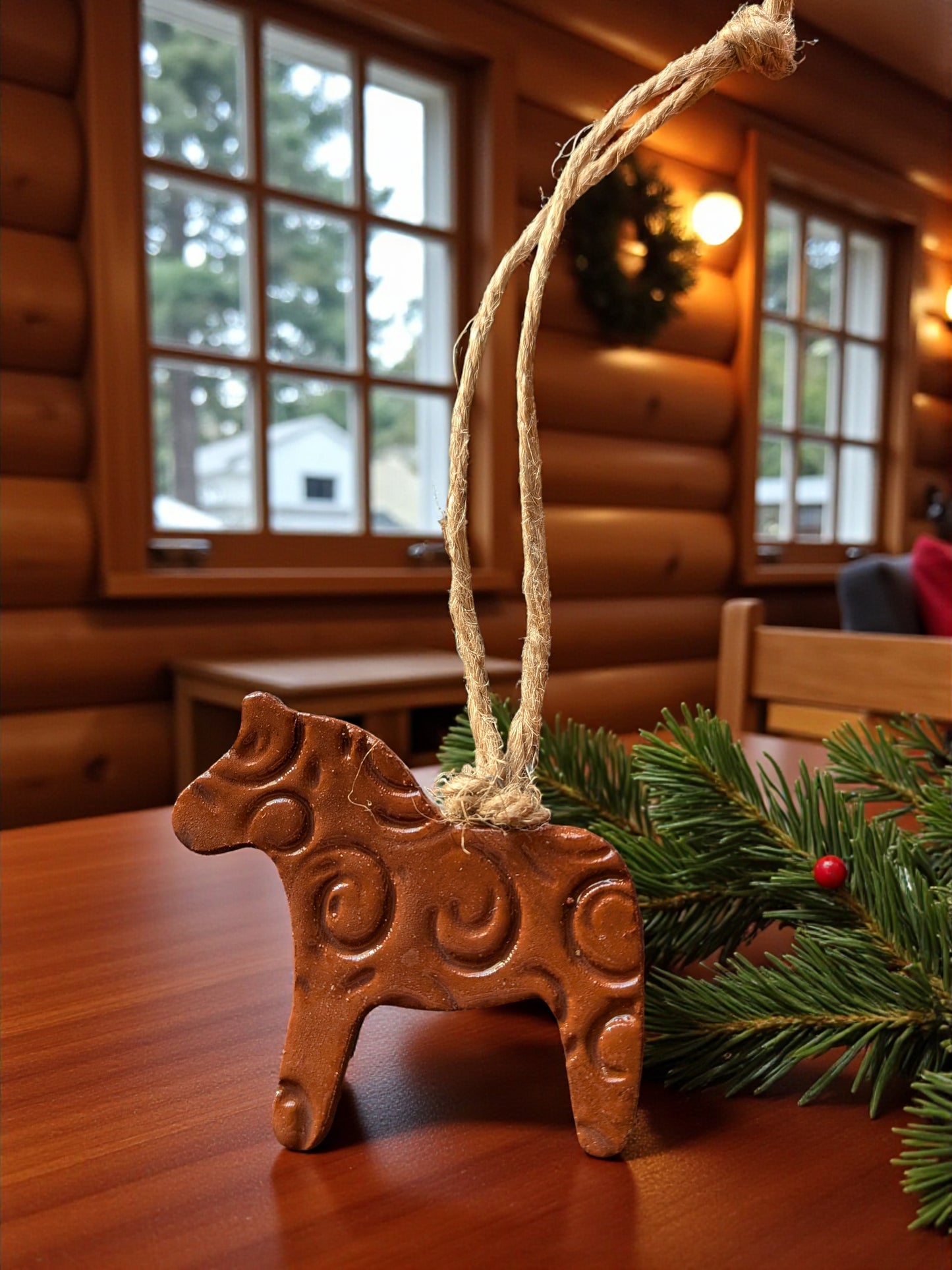 Punasavesta valmistettu hevonen – käsintehty koriste (5,5 × 4,5 cm)