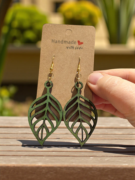 Lehtikorvakorut – valmistettu koivuvanerista, eri värejä