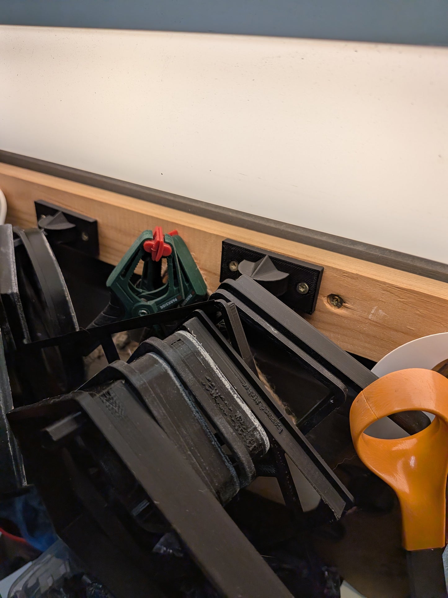 Seinäteline kevyille esineille – 13 cm