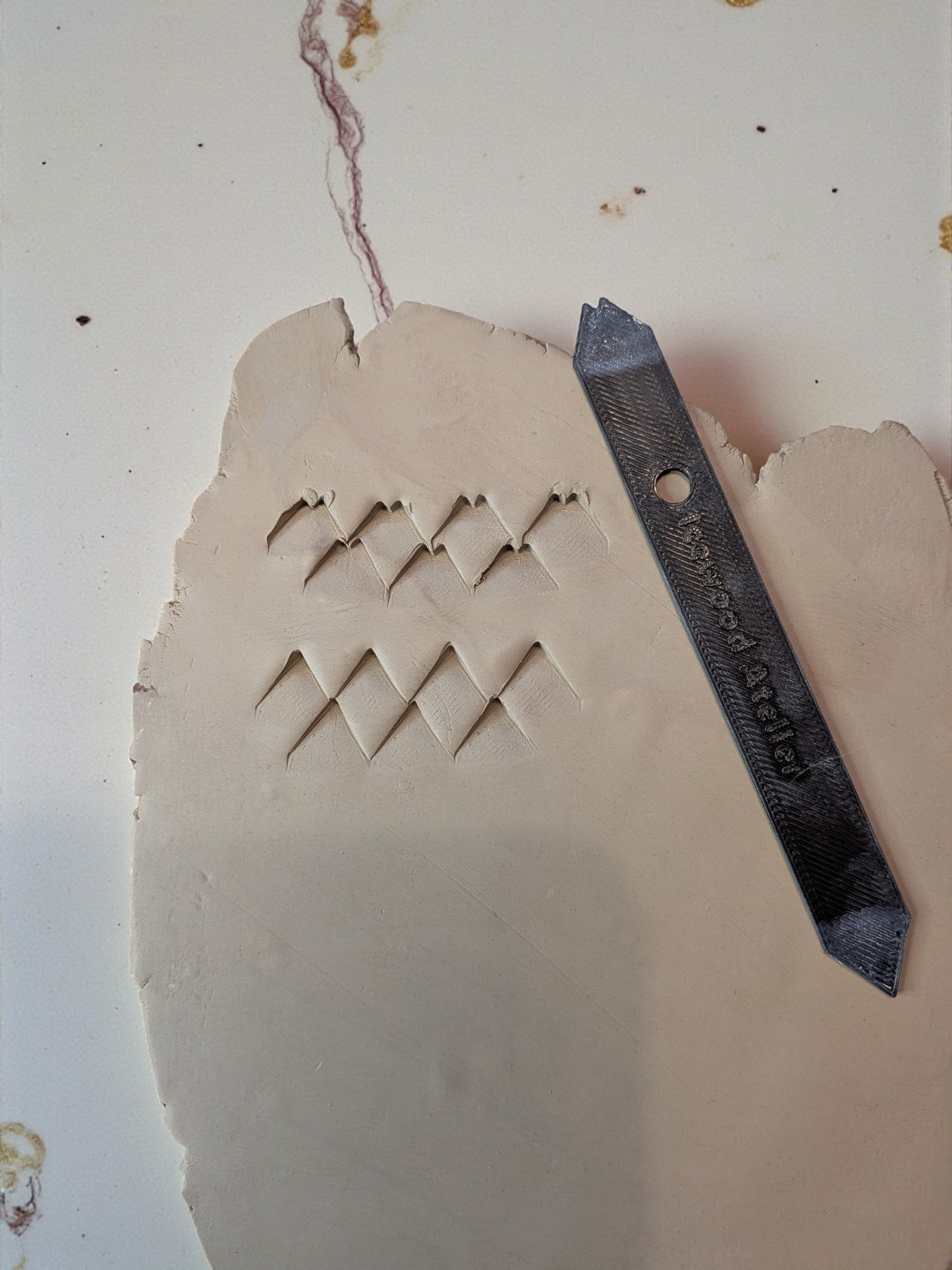 Kaksipäinen savitekstuurityökalu – vinoruutu ja käpykuvio