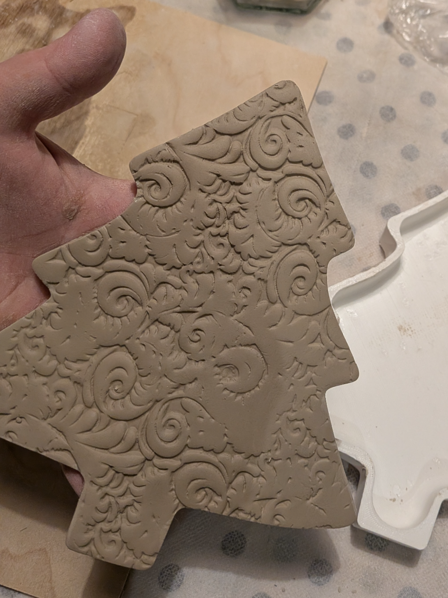 Kuusen muotoinen leikkuri ja muotti