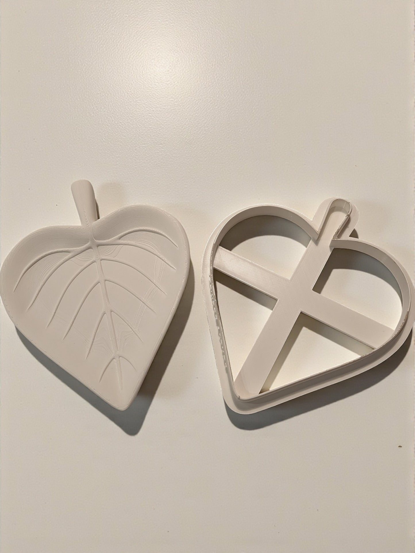 Lehden muotoinen leikkuri ja muotti