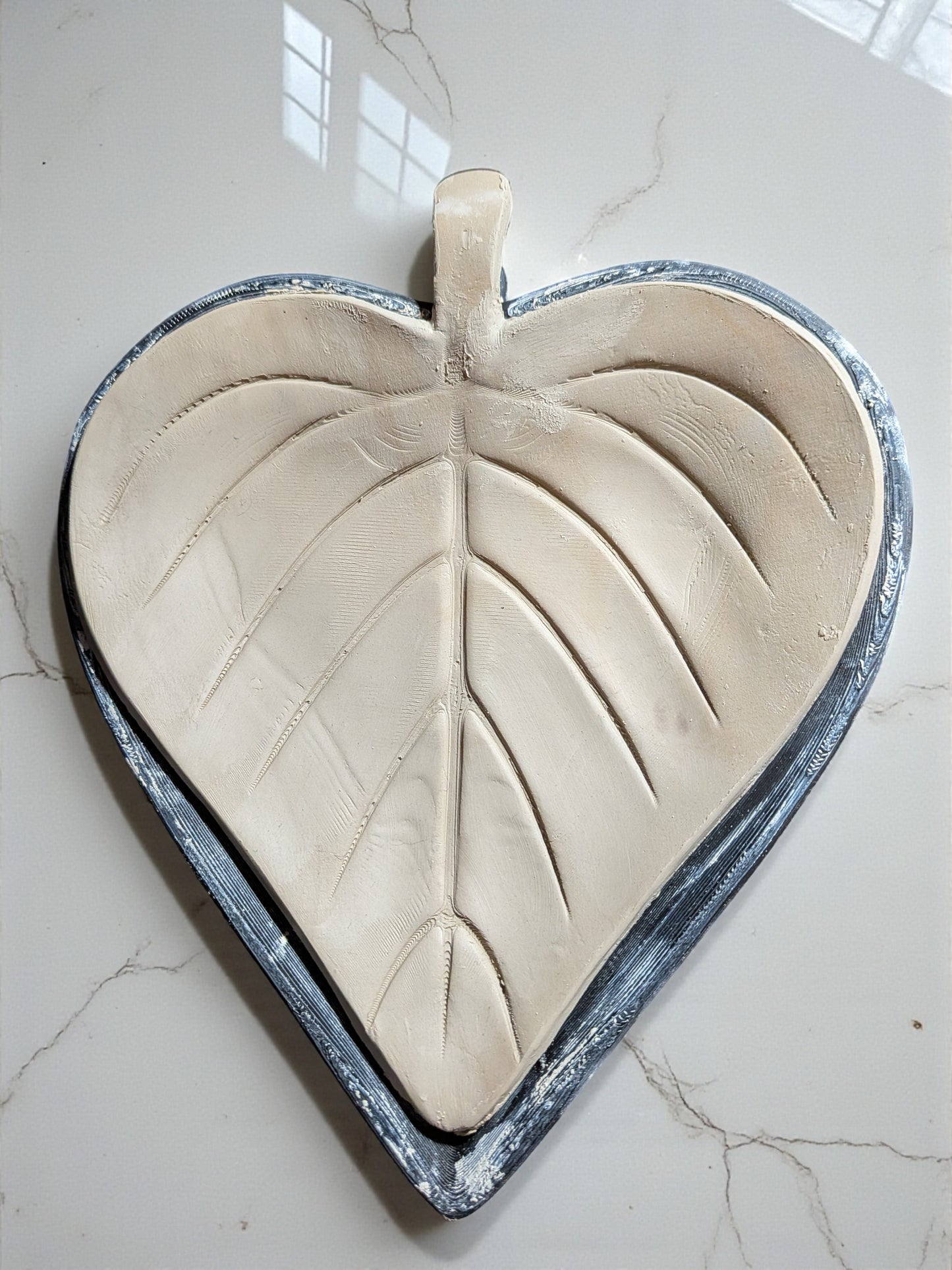 Lehden muotoinen leikkuri ja muotti