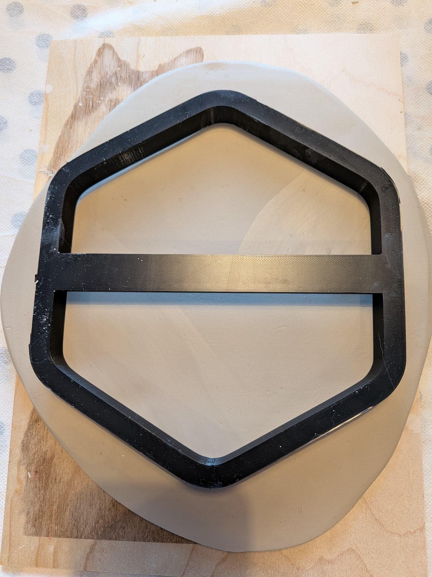 Kuusikulmainen savimuotti lumihiutalekuviolla (muotti ja leikkuri myydään erikseen)