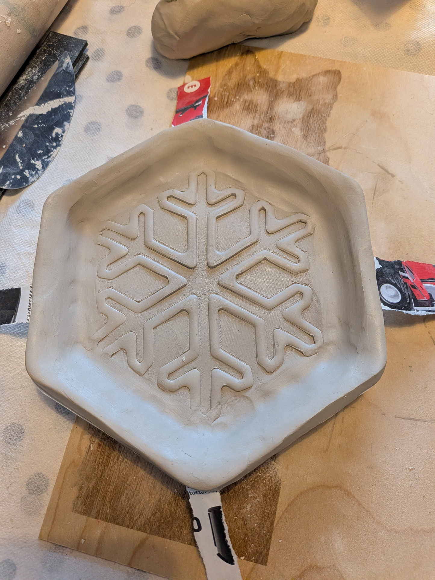 Kuusikulmainen savimuotti lumihiutalekuviolla (muotti ja leikkuri myydään erikseen)