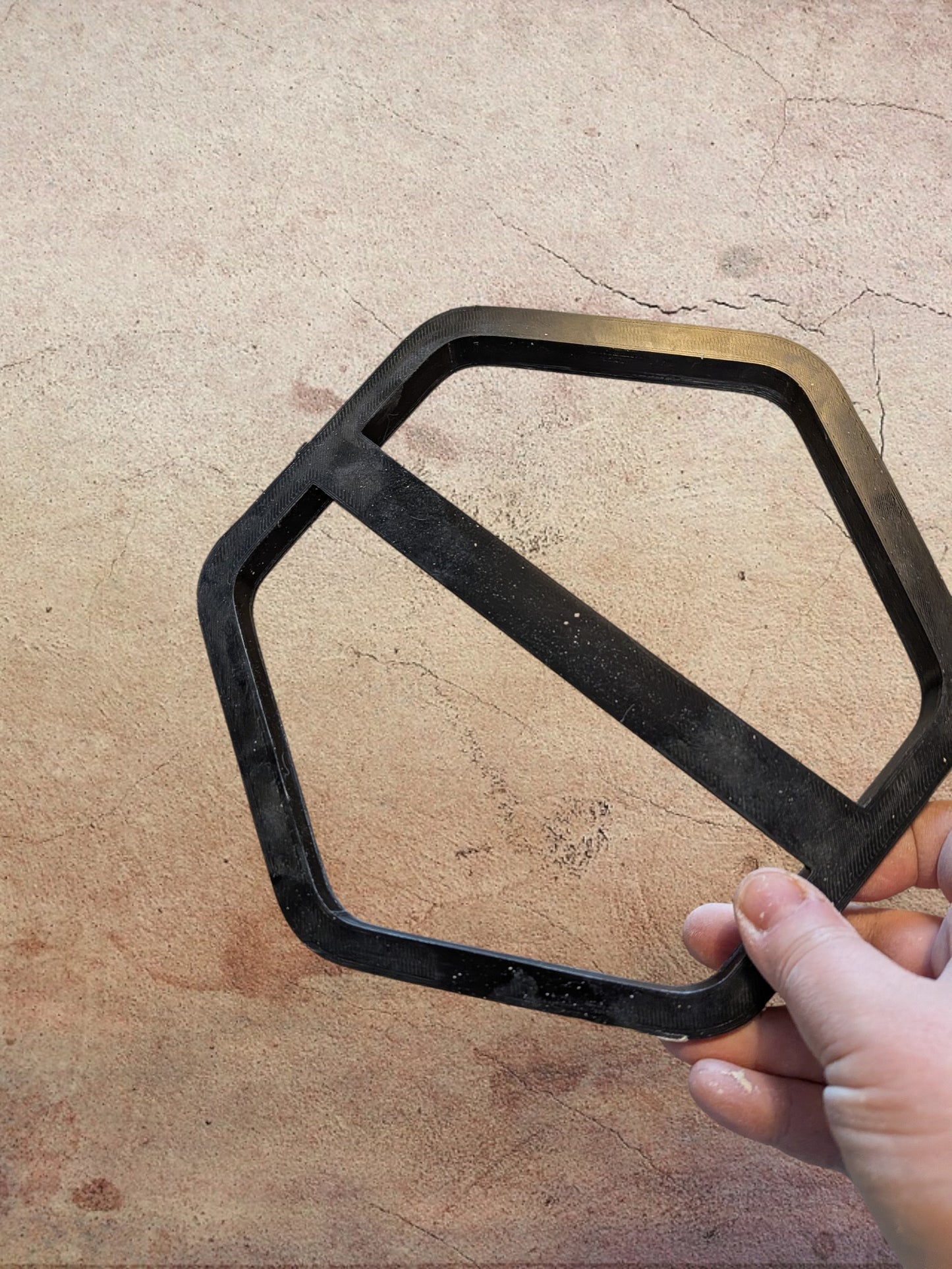 Kuusikulmainen savimuotti lumihiutalekuviolla (muotti ja leikkuri myydään erikseen)