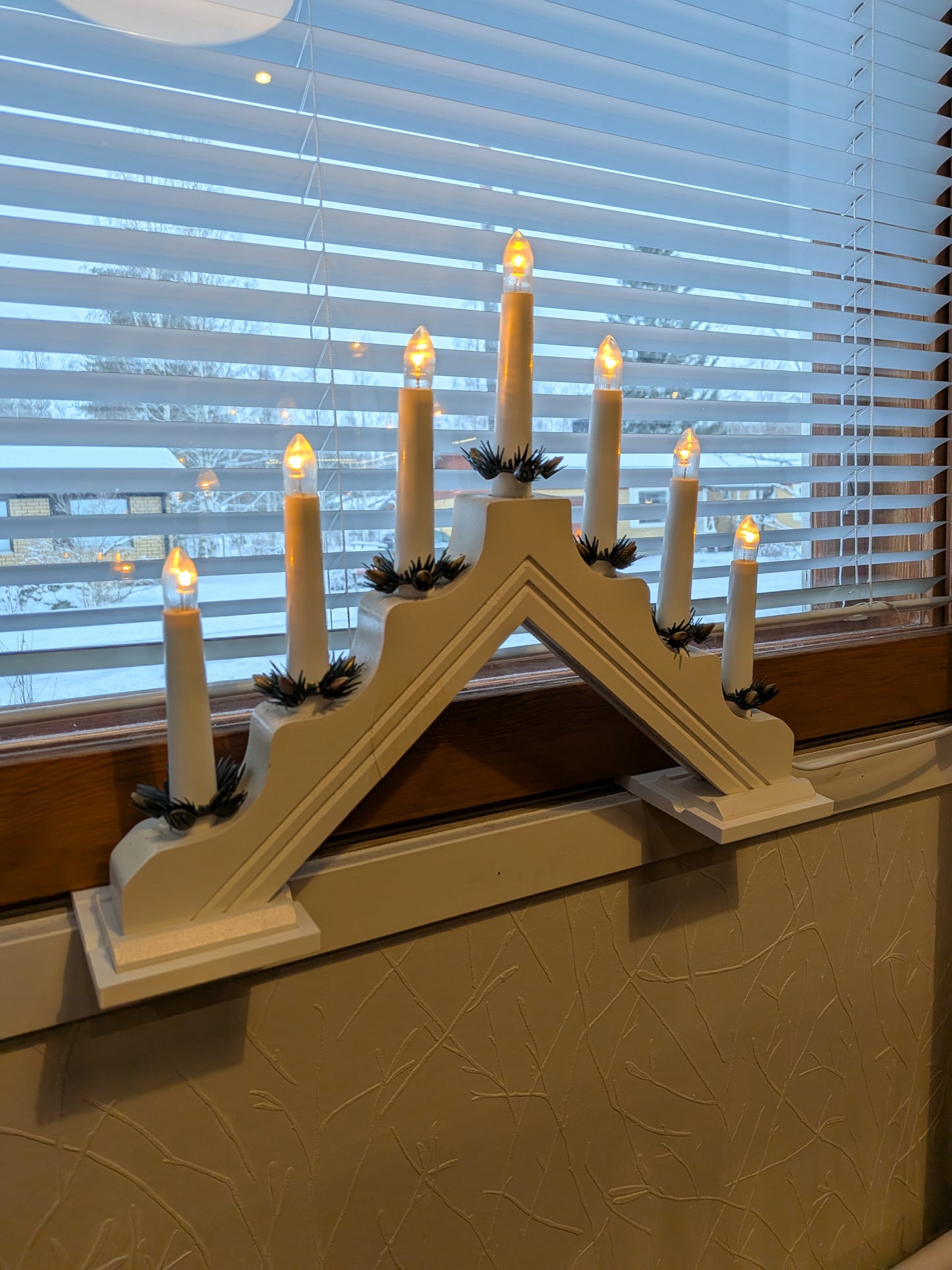 Kynttelikön pidike ikkunaan