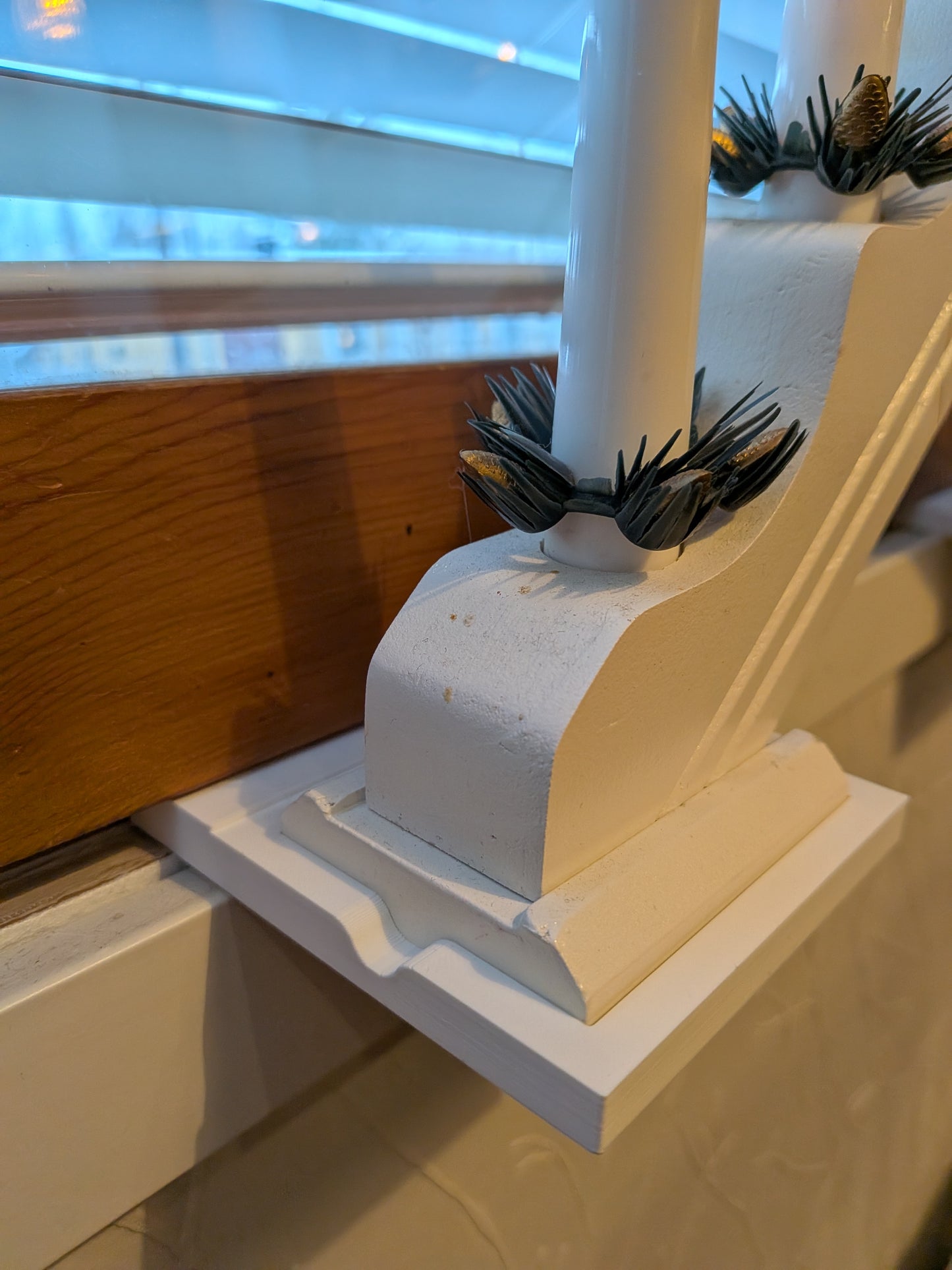 Kynttelikön pidike ikkunaan