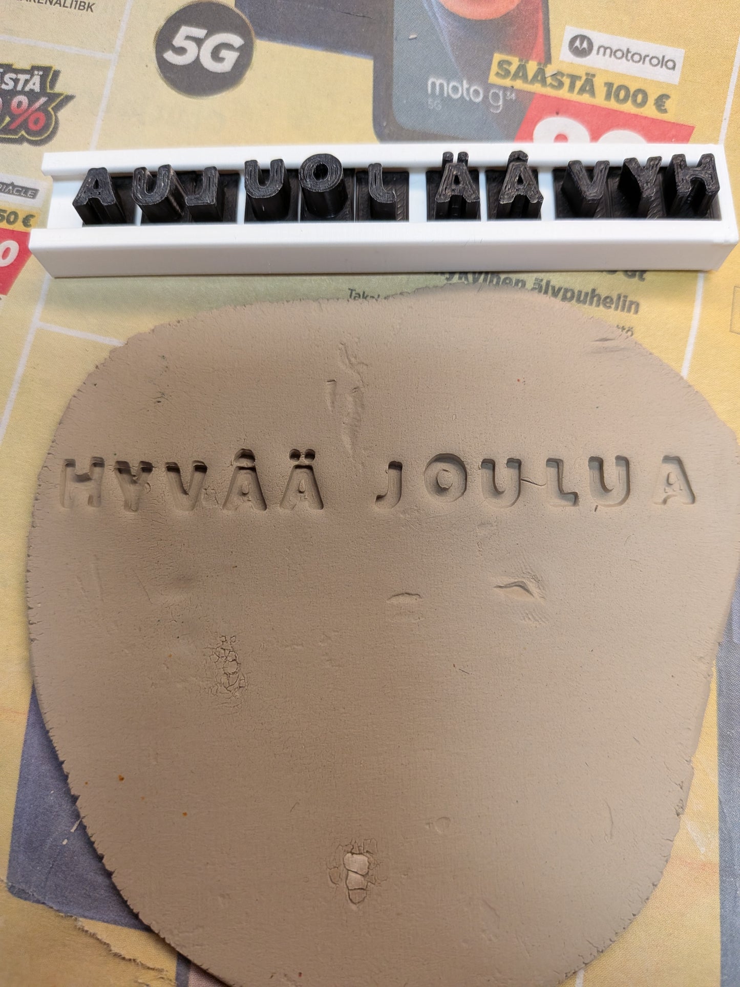 Eurooppalainen kirjainleimasinsetti säilytystelineellä ja sana-asettimella