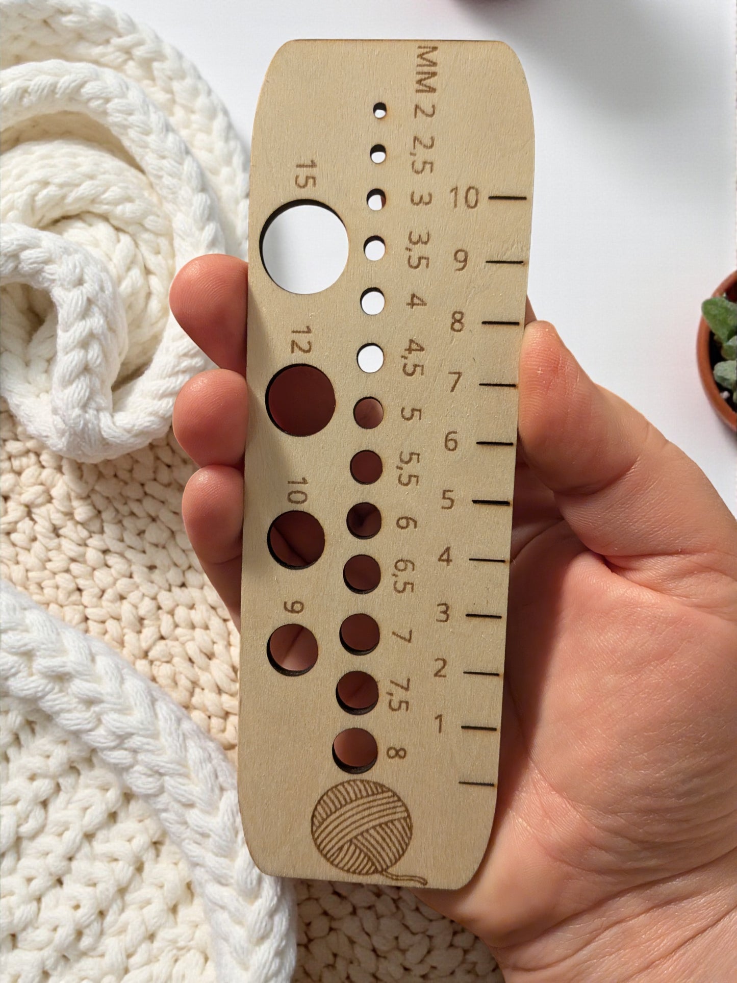 Puinen käsityöviivain neulontaan ja virkkaukseen