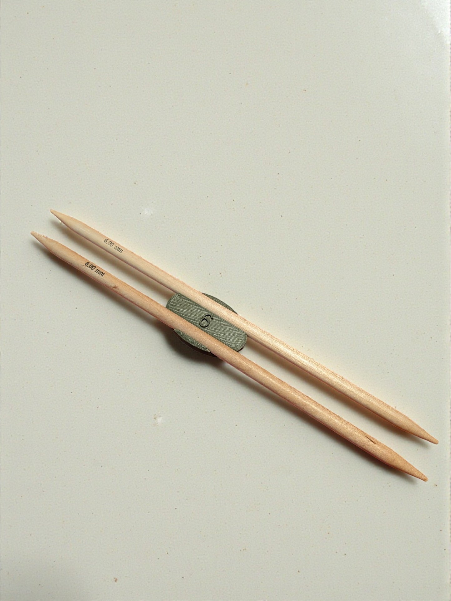 Neulepuikkojen säilytysklipsi – Puikko-organisoija