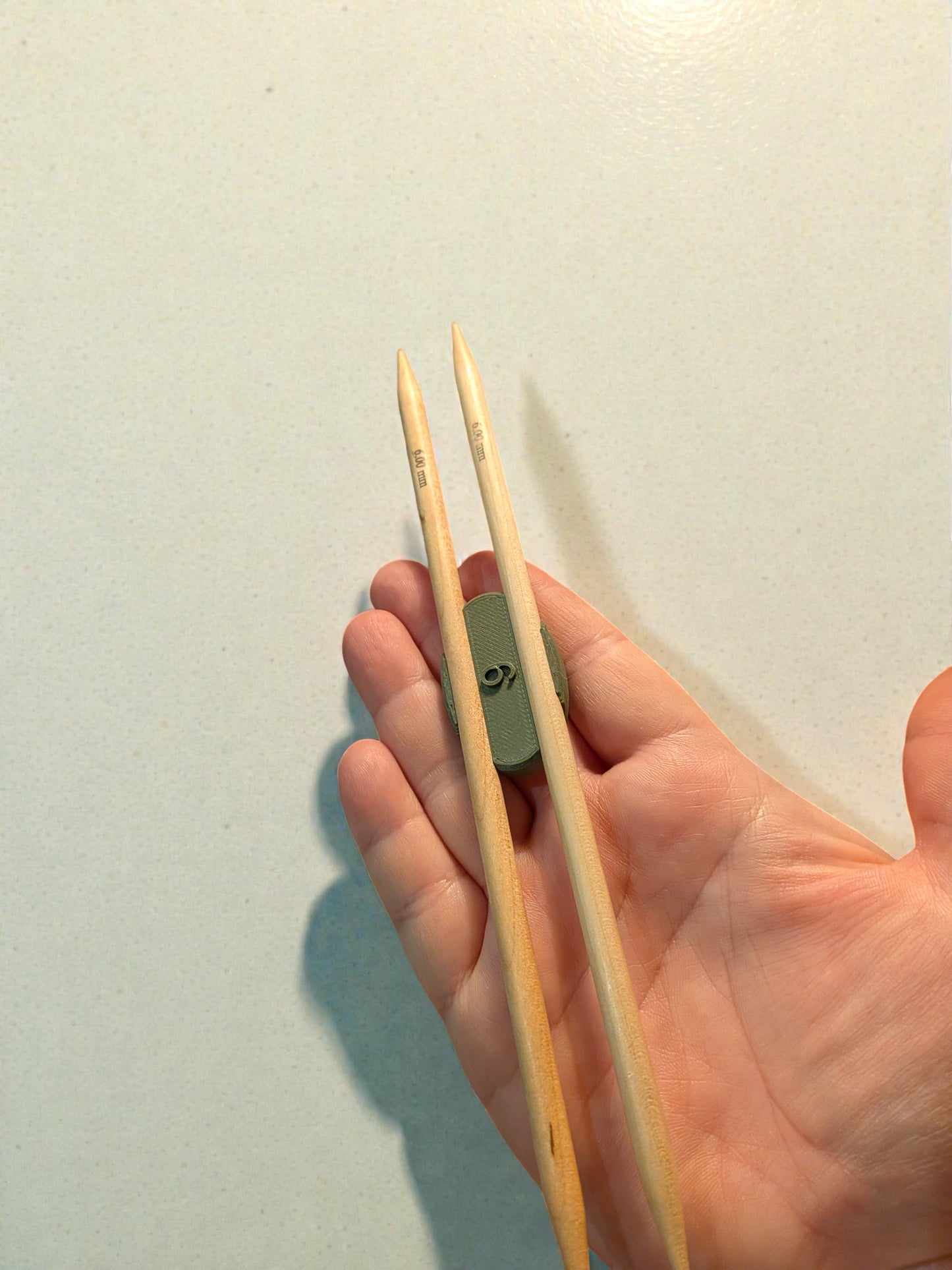 Neulepuikkojen säilytysklipsi – Puikko-organisoija